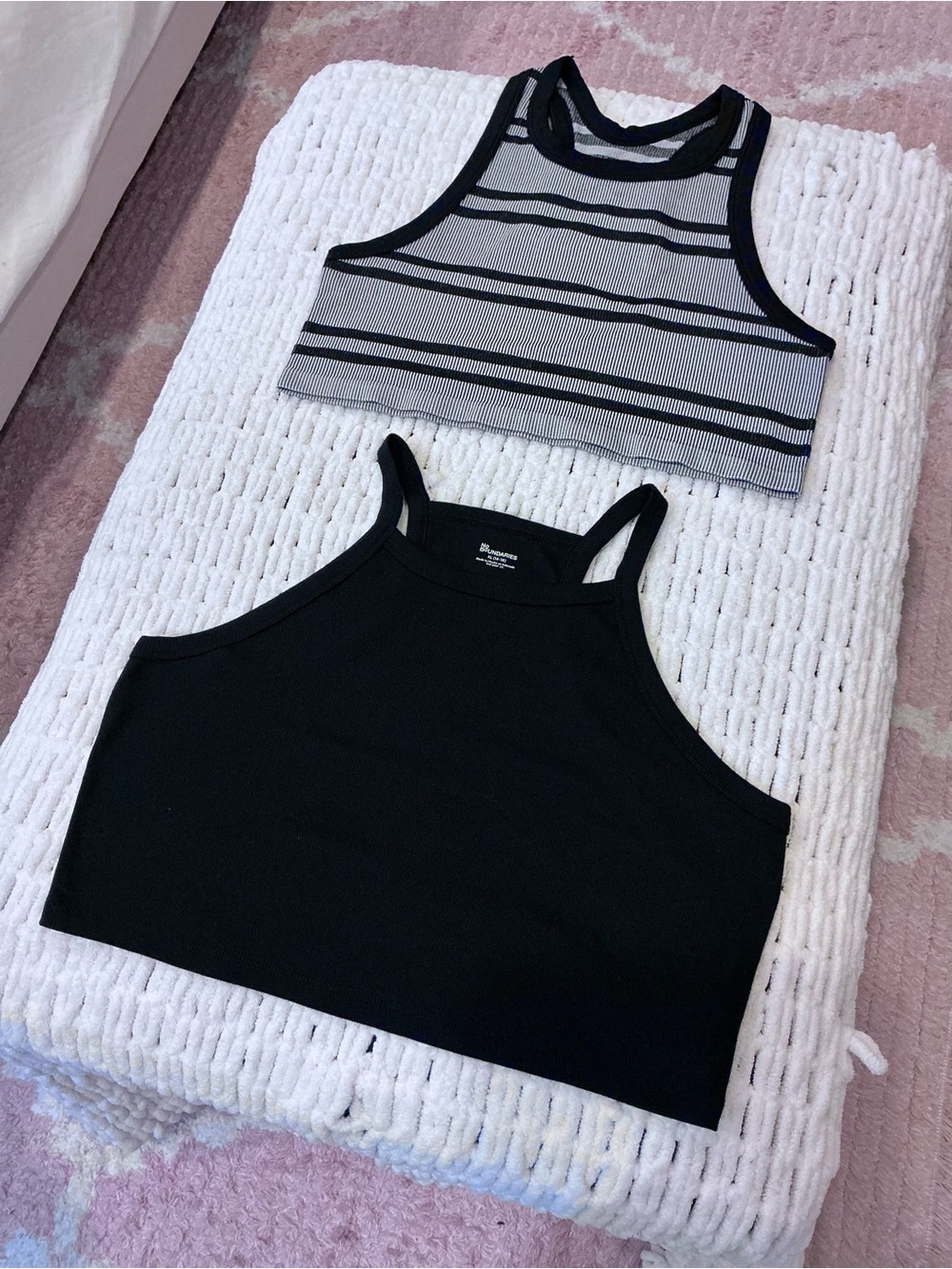 (2) Women’s Ribbed Crop Tank Tops 🤍🖤